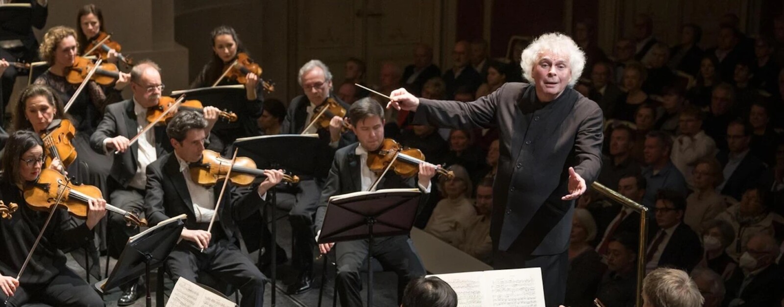 Sir Simon Rattle nommé chef d’orchestre honoraire de la Staatskapelle ...